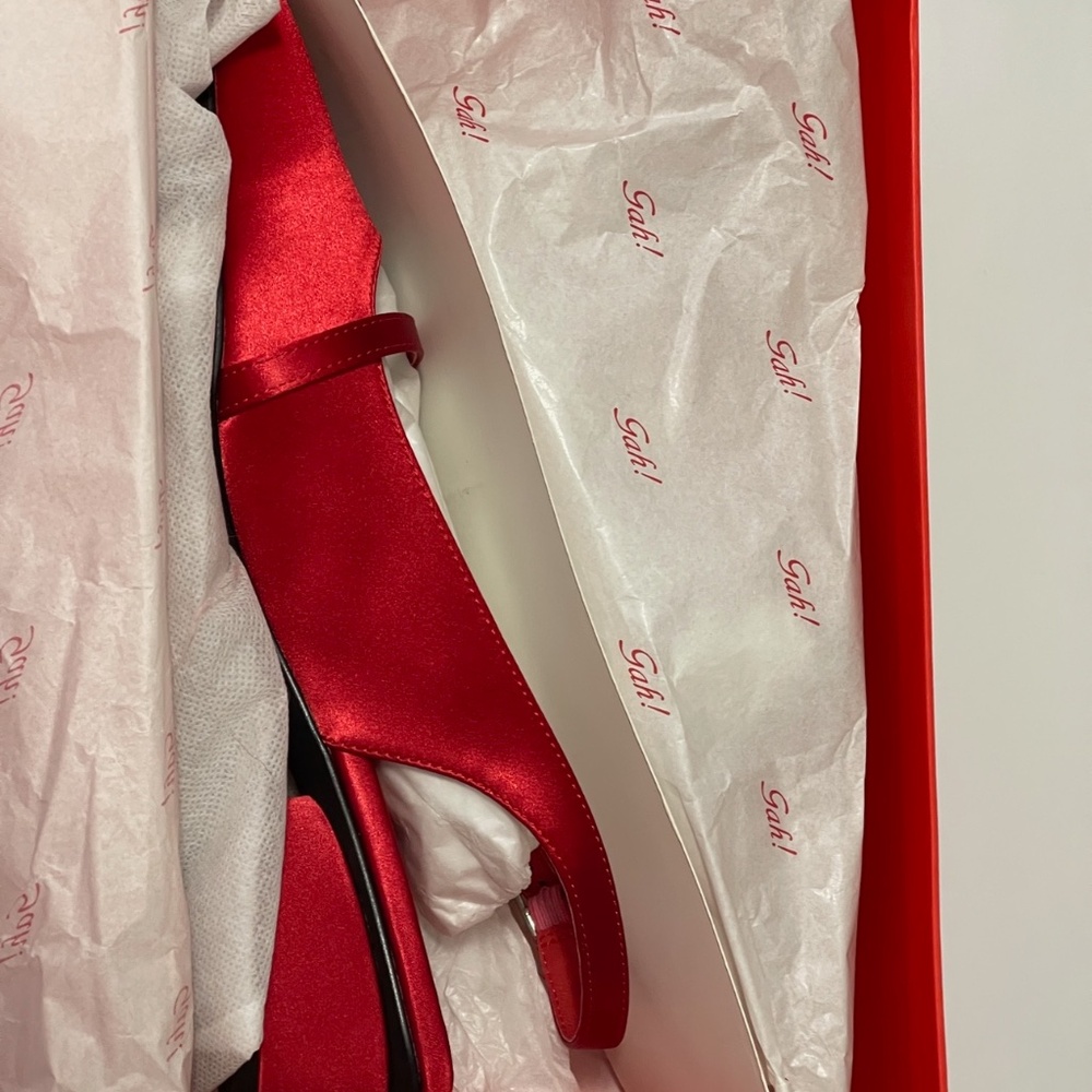 Lisa Says Gah mackie heels. Red Satin Slingback Mules with Flower Buckle - Picture 7 of 11